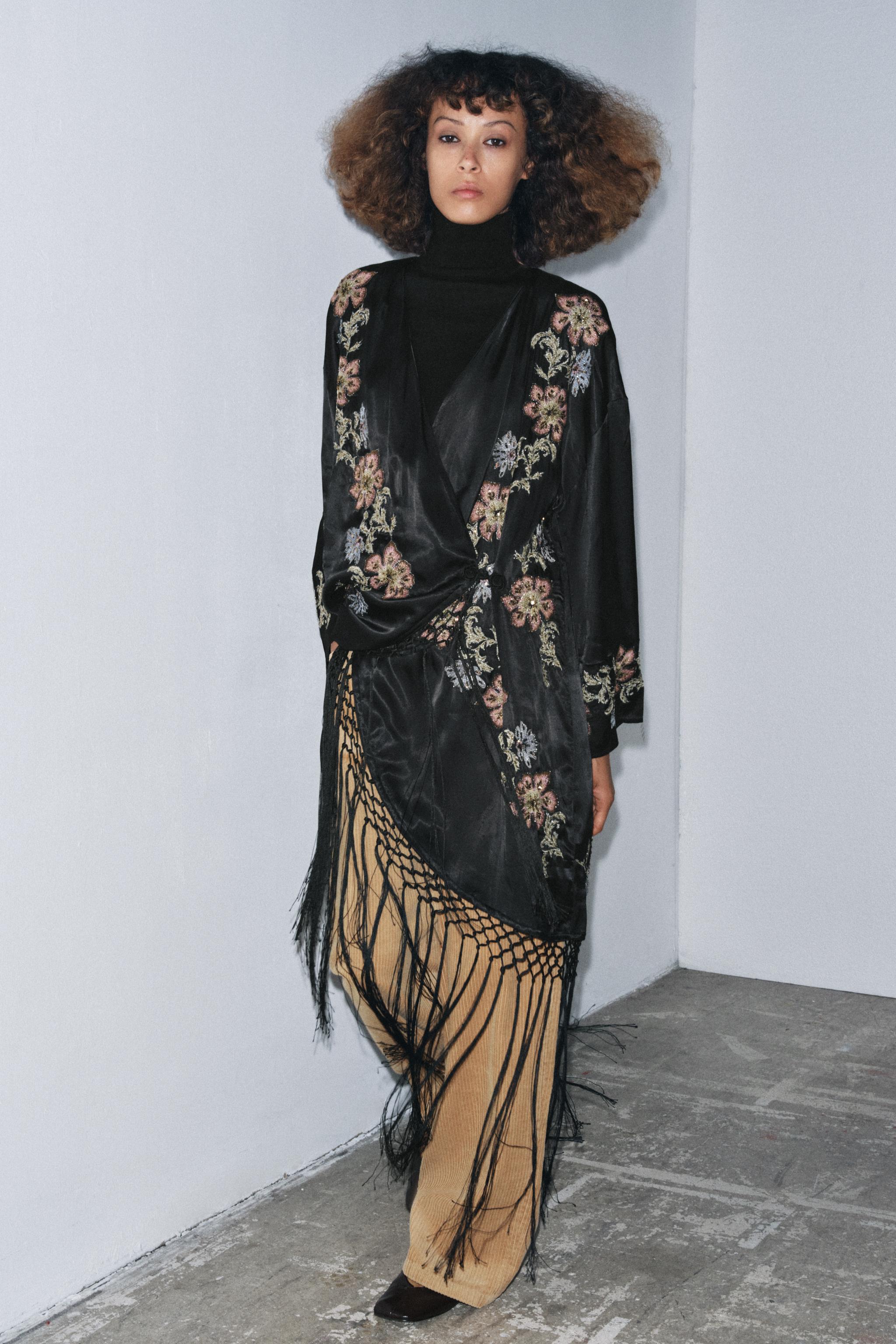 EMBROIDERED FLORAL FRINGED KIMONO